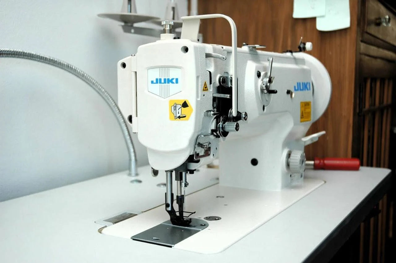 Juki DNU-1541S (с предохранительным механизмом) Машина челночного стежка со столом и мотором